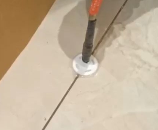阜城瓷砖空鼓维修公司专业解答瓷砖在铺贴过程中，如果没有涂抹均匀到位的粘结材料（如水泥砂浆或瓷砖胶），可能会导致以下问题