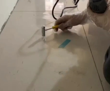 阜城瓷砖开裂维修公司专业分享瓷砖在铺贴前如果没有沥干水分，将会导致以下问题